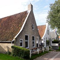 Één van de verschillen tussen de Waddeneilanden is dat Vlieland en Schiermonnikoog veel kleinschaliger zijn.
